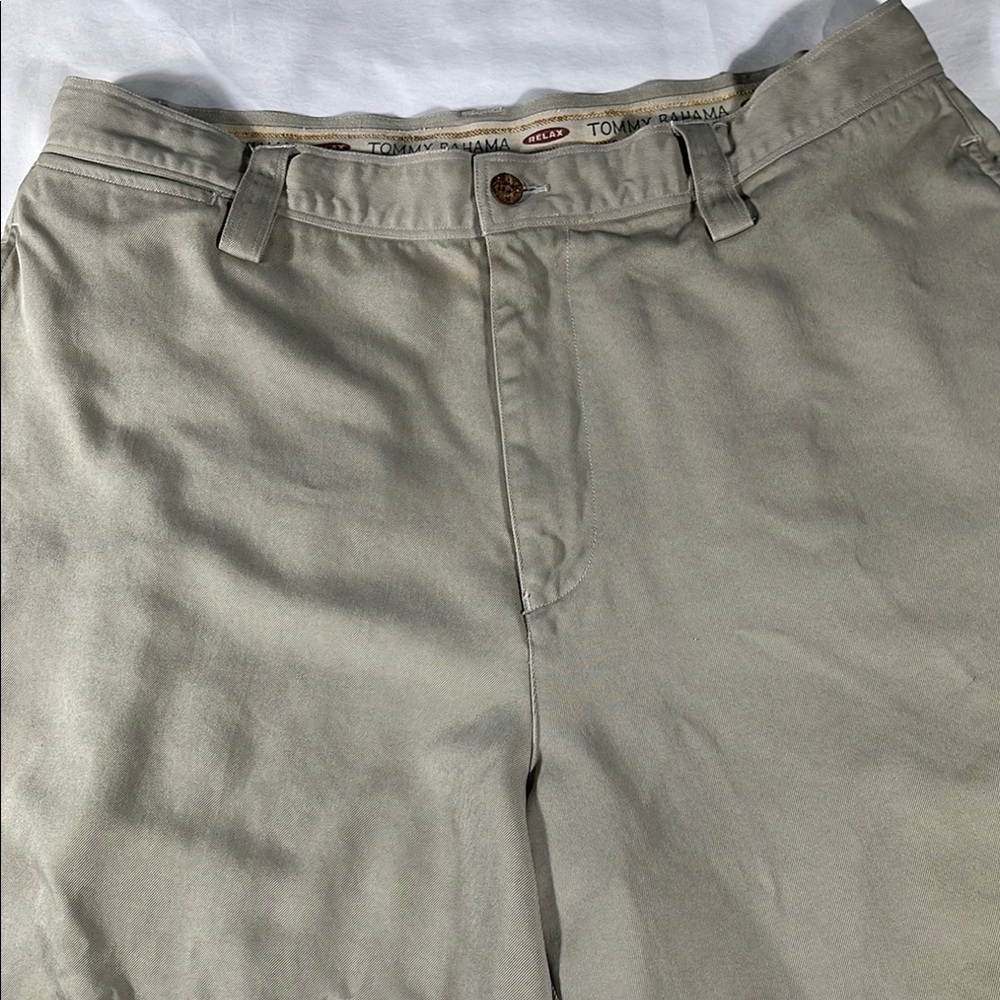 Tommy Bahama mens khaki relaxed silk flat front 7.5" Bermuda shorts - size 35